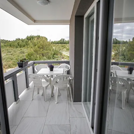 Charming With Pool And Nature Views *