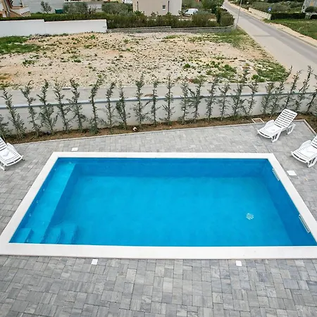 Charming With Pool And Nature Views